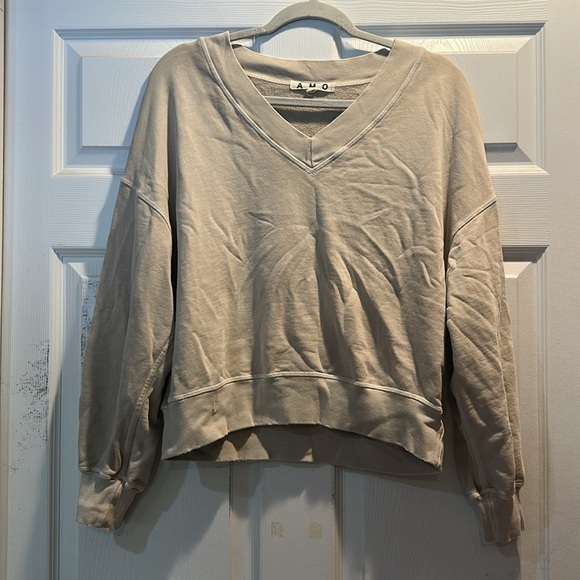 AMO Homestead Deep Vee V-Neck Sweatshirt Oat Milk M - Picture 2 of 7